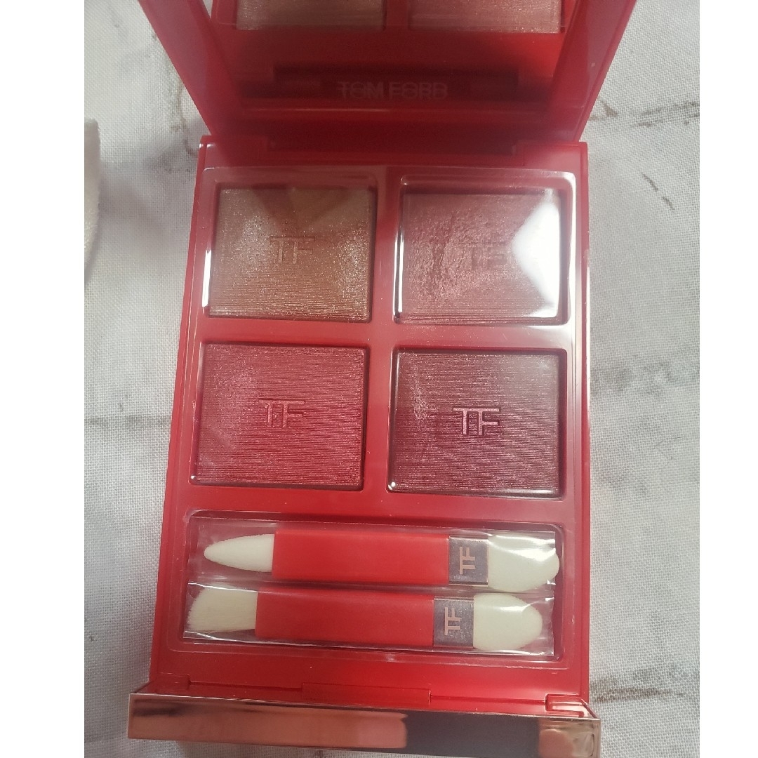 TOM FORD BEAUTY(トムフォードビューティ)のお値下げ　美品　トムフォード　アイカラークォード　エレクトリックチェリー コスメ/美容のベースメイク/化粧品(アイシャドウ)の商品写真