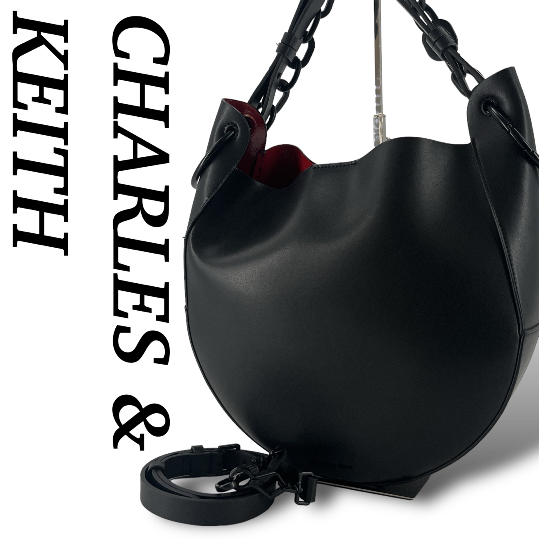 Charles and Keith(チャールズアンドキース)の美品　チャールズアンドキース　ラージホーボーバッグ　チャンキーチェーンハンドル レディースのバッグ(ショルダーバッグ)の商品写真