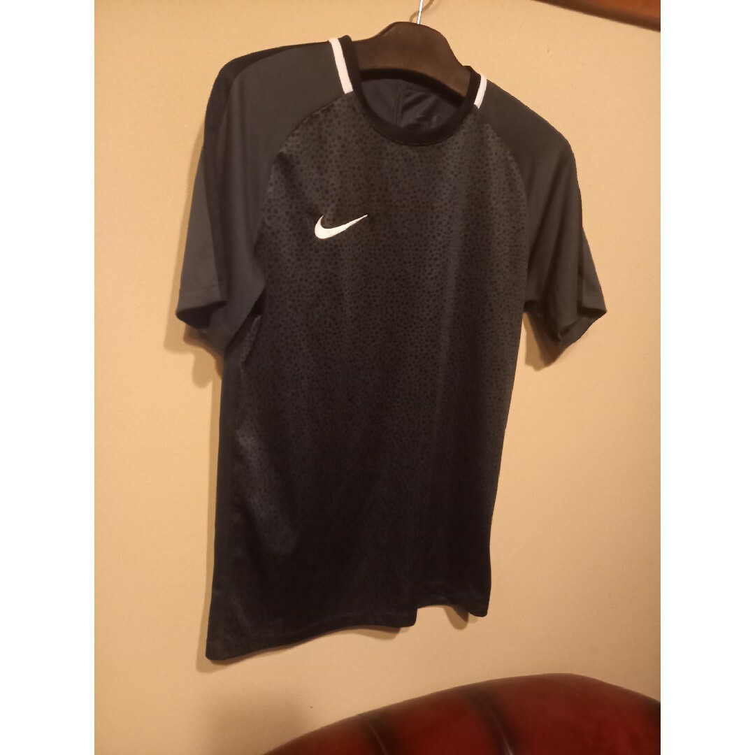 NIKE(ナイキ)のナイキ ドライフィットTシャツ レオパード柄NIKE スポーツ/アウトドアのトレーニング/エクササイズ(トレーニング用品)の商品写真