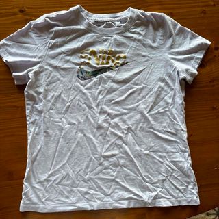 ナイキ(NIKE)のほぼ新品　NIKE ゴールド可愛いロゴが南国風　薄いパープルのTシャツ　サイズM(トレーニング用品)