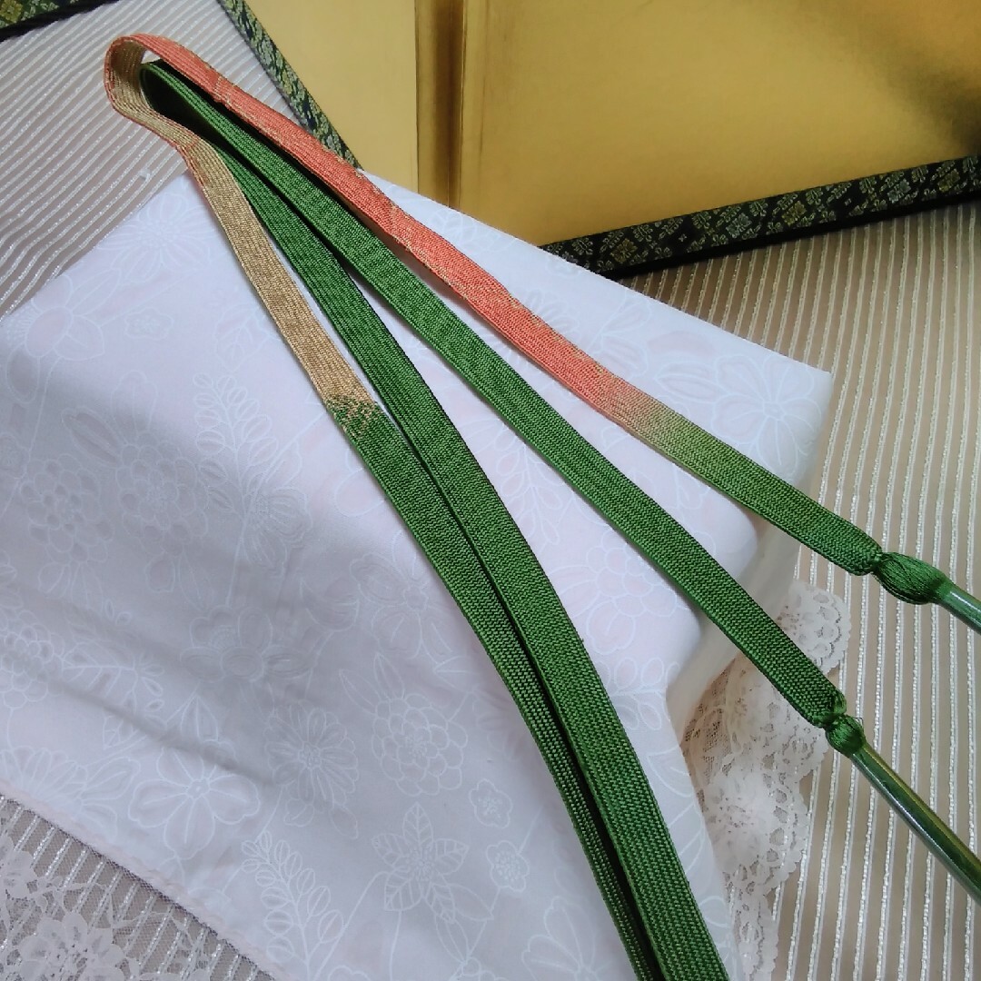 未使用　正絹　帯締め(深緑　ゴールド　柿色味) レディースの水着/浴衣(着物)の商品写真