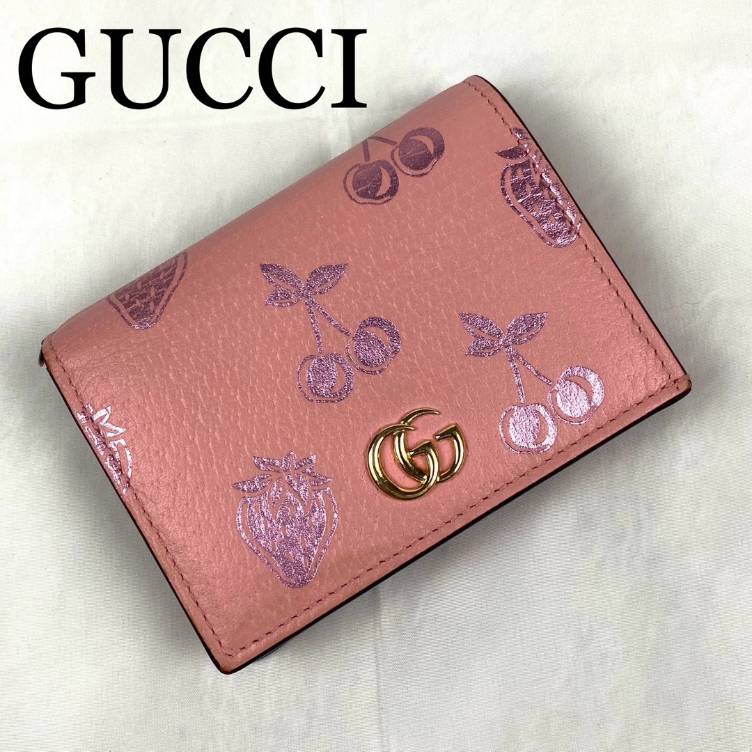 Gucci(グッチ)のGUCCI 折り財布　ストロベリー&チェリー　マーモント　GG レザー　ピンク レディースのファッション小物(財布)の商品写真