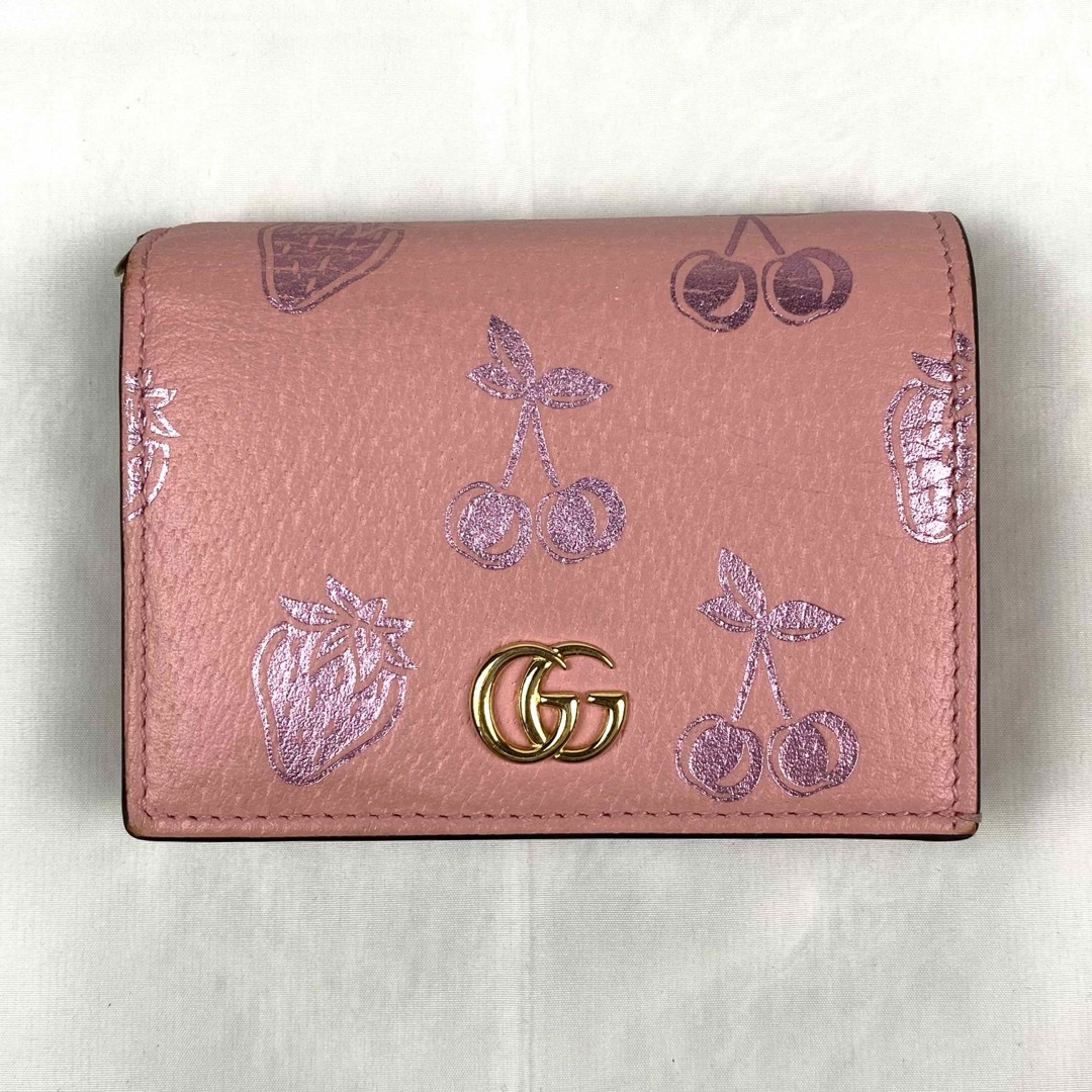 Gucci(グッチ)のGUCCI 折り財布　ストロベリー&チェリー　マーモント　GG レザー　ピンク レディースのファッション小物(財布)の商品写真