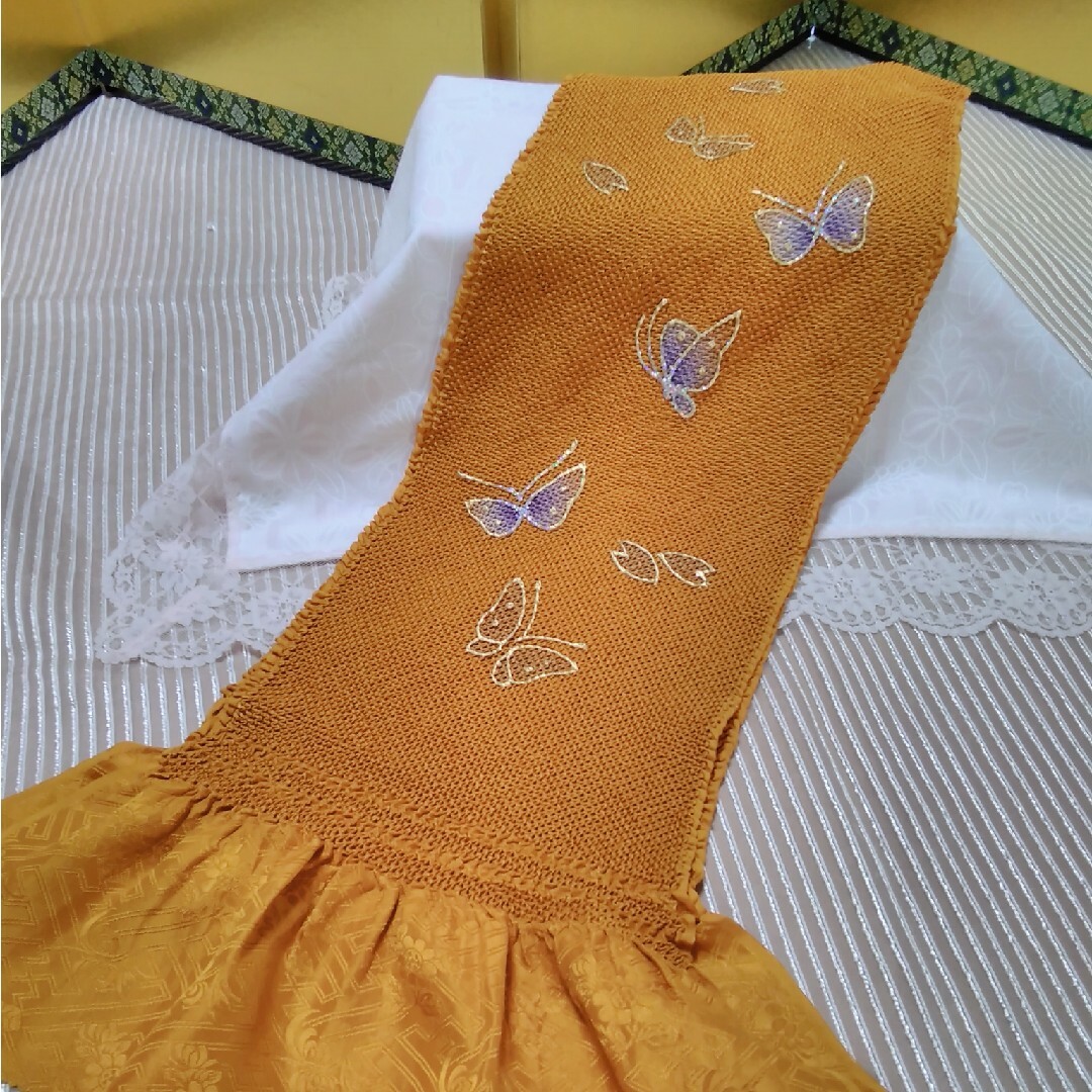 正絹　振袖用　総絞り　帯揚げ(濃いめのからし色　ゴールドとブルーパープルの蝶) レディースの水着/浴衣(着物)の商品写真