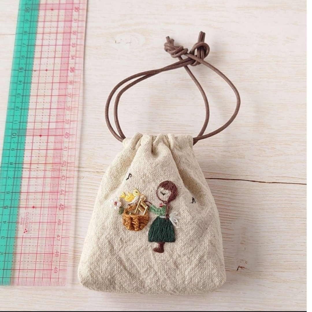 【完売】手刺繍入ちっちゃなイヤホン/AirPods用巾着【女の子とカナリヤ】 ハンドメイドのハンドメイド その他(その他)の商品写真