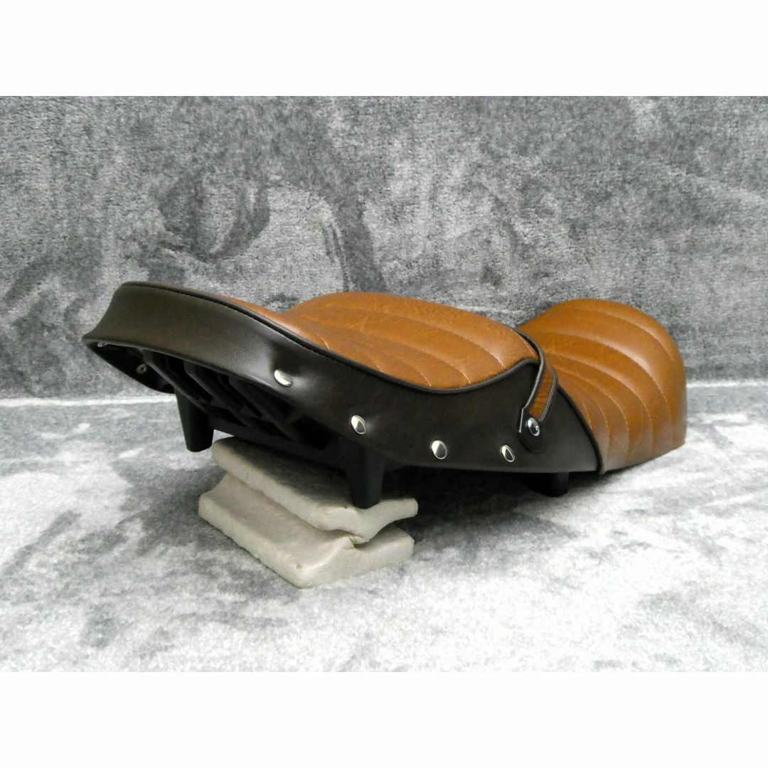 新品 鋲 打ち タックロール シート XJR400 後期 用 茶 新品 鋲 打ち タックロール シート XJR400 後期 用 茶