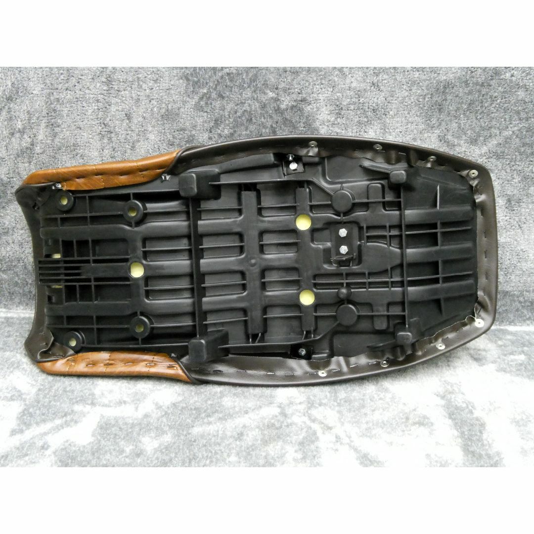 新品 鋲 打ち タックロール シート XJR400 後期 用 茶 新品 鋲 打ち タックロール シート XJR400 後期 用 茶