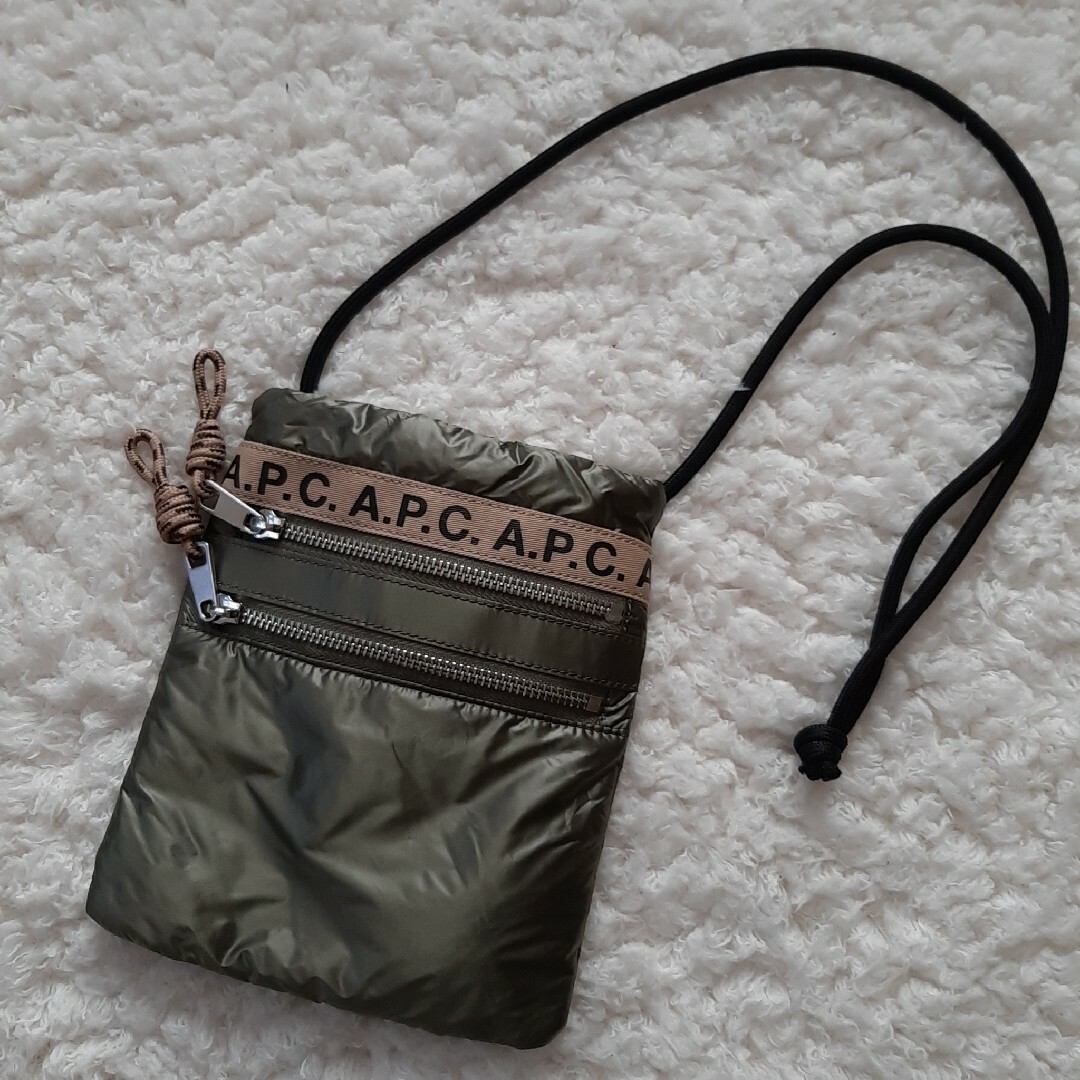 A.P.C(アーペーセー)の極美品　アーペーセー　ネックポーチ　サコッシュ　カーキ　ナイロン レディースのバッグ(ショルダーバッグ)の商品写真