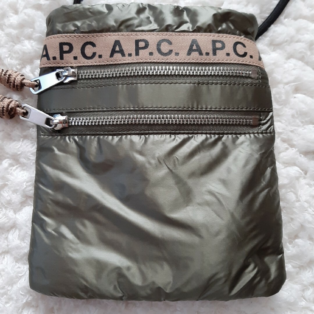 A.P.C(アーペーセー)の極美品　アーペーセー　ネックポーチ　サコッシュ　カーキ　ナイロン レディースのバッグ(ショルダーバッグ)の商品写真