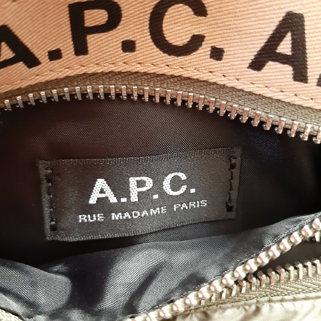 A.P.C(アーペーセー)の極美品　アーペーセー　ネックポーチ　サコッシュ　カーキ　ナイロン レディースのバッグ(ショルダーバッグ)の商品写真