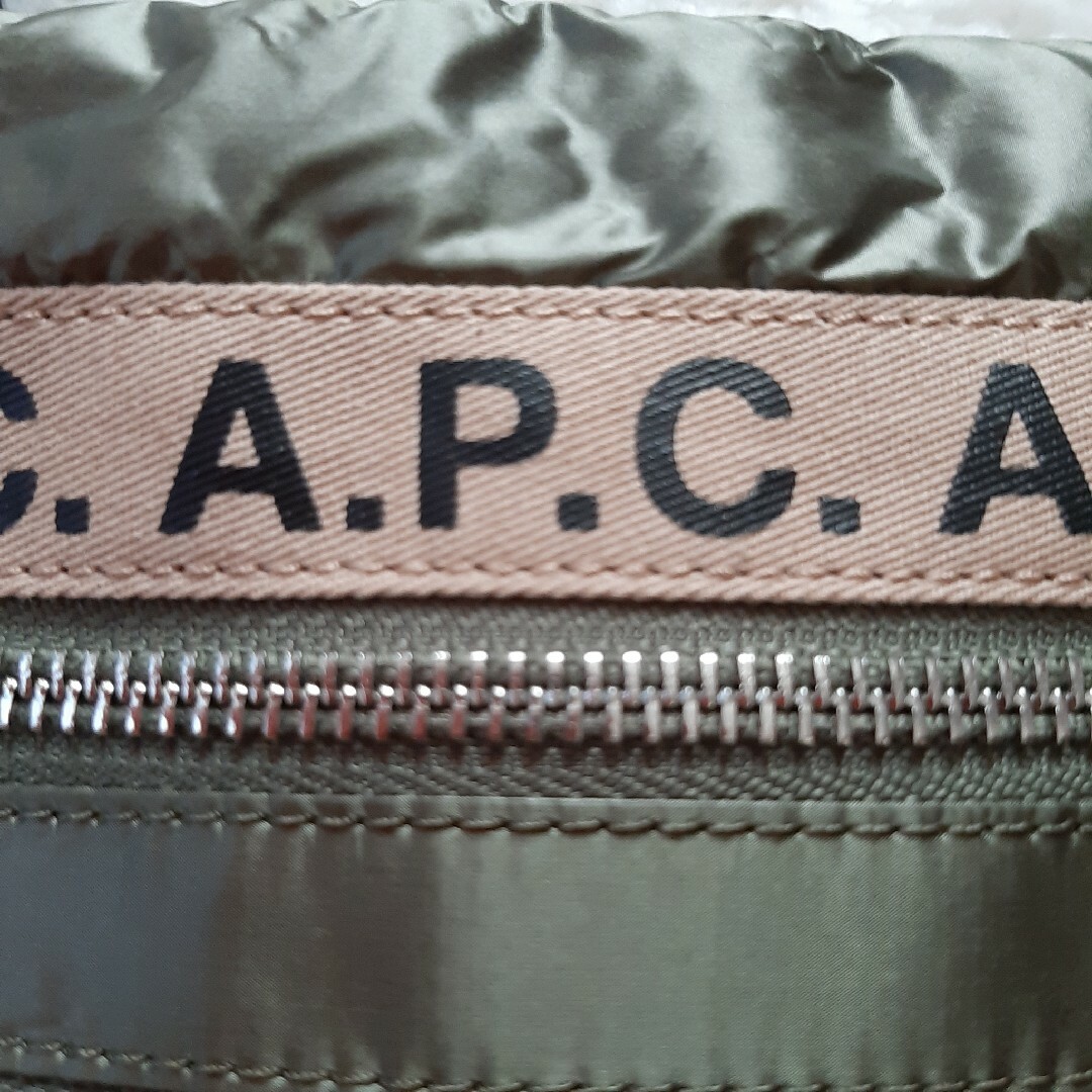 A.P.C(アーペーセー)の極美品　アーペーセー　ネックポーチ　サコッシュ　カーキ　ナイロン レディースのバッグ(ショルダーバッグ)の商品写真