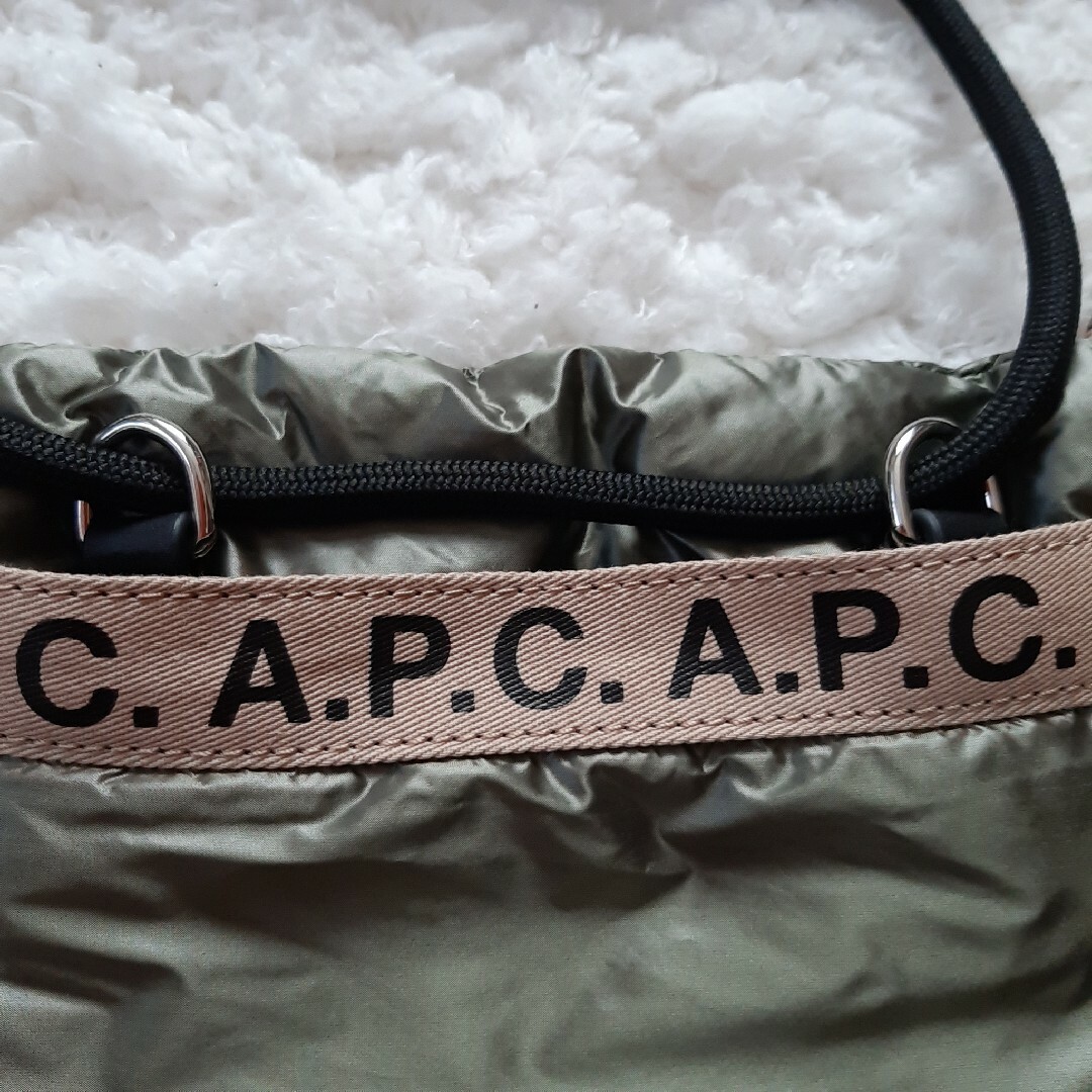 A.P.C(アーペーセー)の極美品　アーペーセー　ネックポーチ　サコッシュ　カーキ　ナイロン レディースのバッグ(ショルダーバッグ)の商品写真