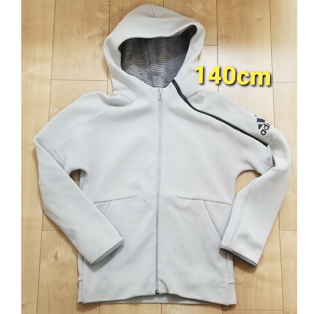 adidas(アディダス)のアディダスパーカー140cm キッズ/ベビー/マタニティのキッズ服男の子用(90cm~)(Tシャツ/カットソー)の商品写真