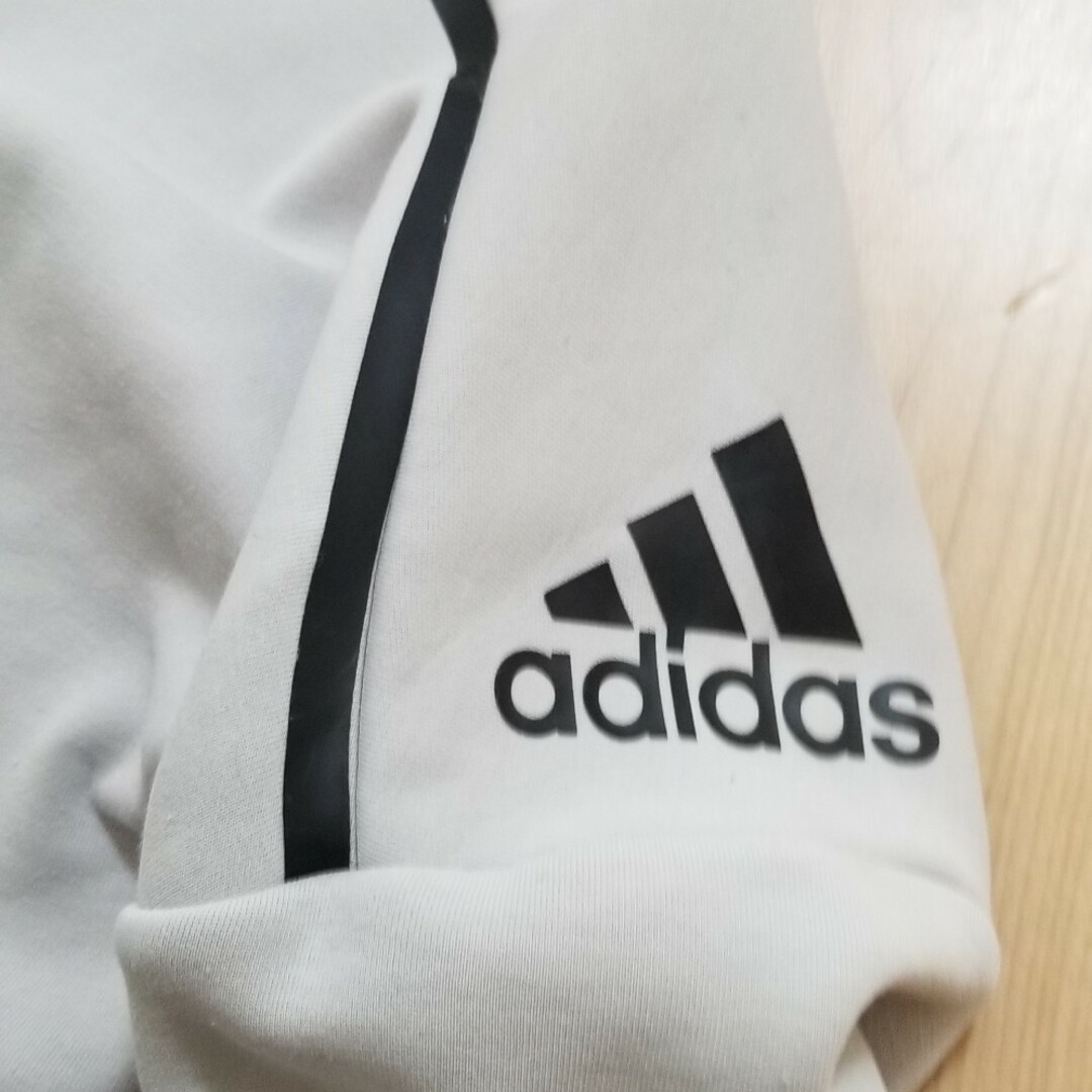 adidas(アディダス)のアディダスパーカー140cm キッズ/ベビー/マタニティのキッズ服男の子用(90cm~)(Tシャツ/カットソー)の商品写真