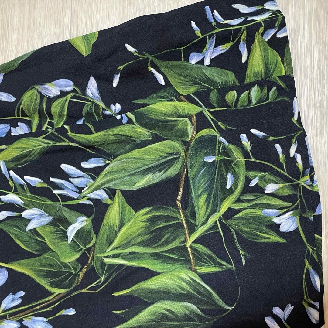 Blumarine(ブルマリン)の未使用に近い　ブルマリン　ミニスカート　ブラック　花柄　可愛い　KPOP レディースのスカート(ミニスカート)の商品写真