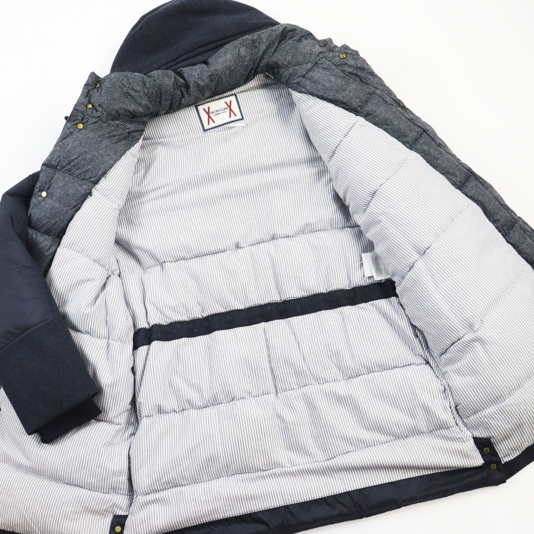 MONCLER(モンクレール)の美品●MONCLER GAMME BLEU モンクレール ガムブルー GIACCONE レイヤード ロゴワッペン付き フーデッド ウールダウンコート ブルー 1 イタリア製 国内正規品 メンズ メンズのジャケット/アウター(ダウンジャケット)の商品写真