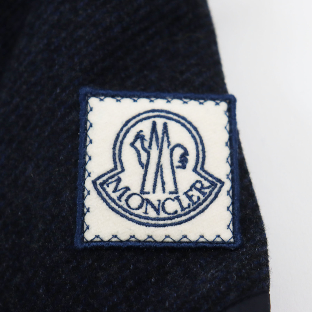 MONCLER(モンクレール)の美品●MONCLER GAMME BLEU モンクレール ガムブルー GIACCONE レイヤード ロゴワッペン付き フーデッド ウールダウンコート ブルー 1 イタリア製 国内正規品 メンズ メンズのジャケット/アウター(ダウンジャケット)の商品写真