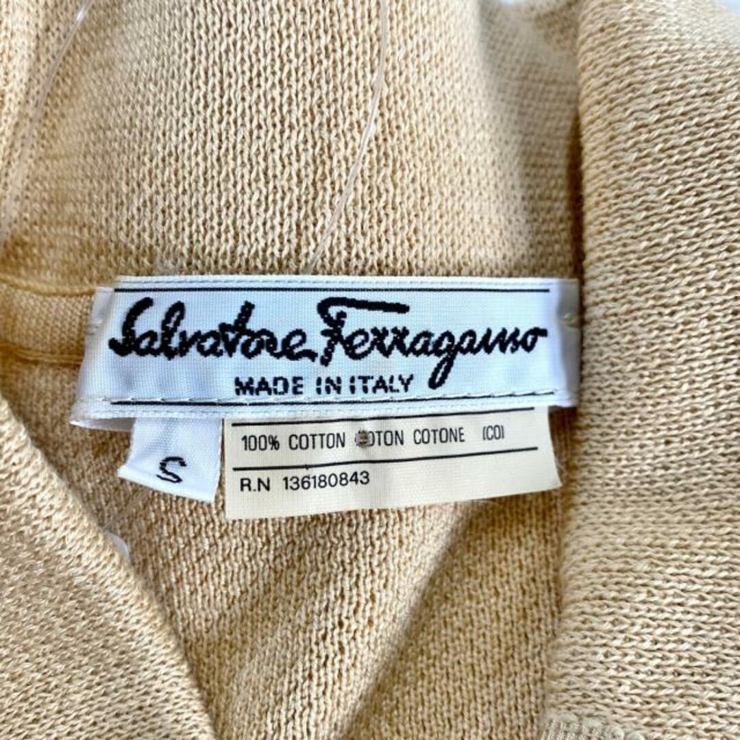 Salvatore Ferragamo(サルヴァトーレフェラガモ)のSalvatoreFerragamo(サルバトーレフェラガモ) カーディガン サイズS レディース - ベージュ×ブラウン×シルバー 半袖 レディースのトップス(カーディガン)の商品写真