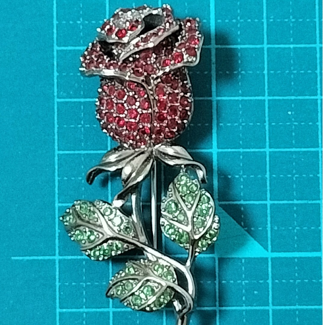 SWAROVSKI(スワロフスキー)のスワロフスキー ダークシルバーカラー  真紅 薔薇 ローズ ブローチ レディースのアクセサリー(ブローチ/コサージュ)の商品写真