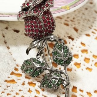 スワロフスキー(SWAROVSKI)のスワロフスキー ダークシルバーカラー  真紅 薔薇 ローズ ブローチ(ブローチ/コサージュ)