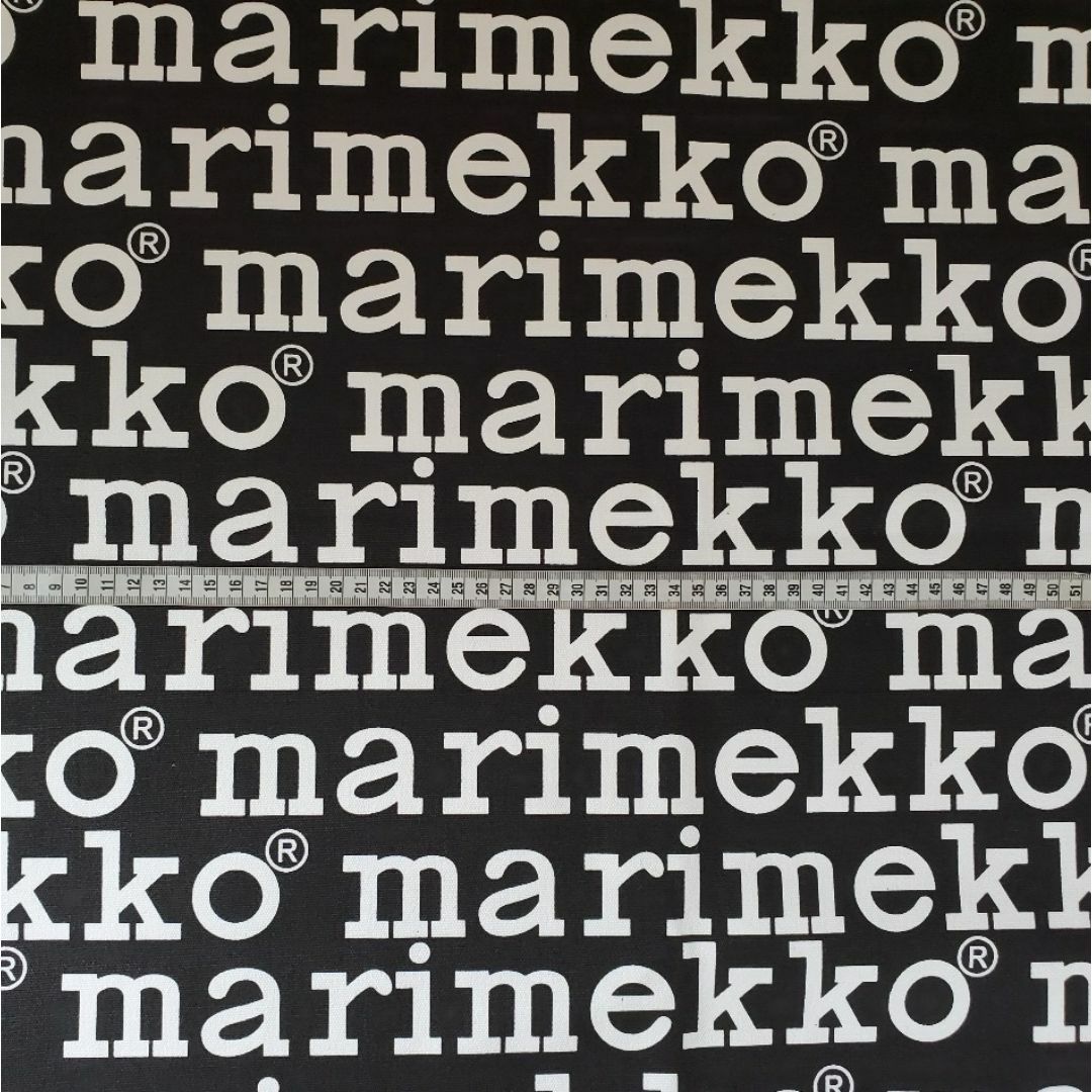 marimekko(マリメッコ)のキャンバス生地　帆布　マリメッコ風　ロゴ柄　ブラック地　145×50㎝ ハンドメイドの素材/材料(生地/糸)の商品写真