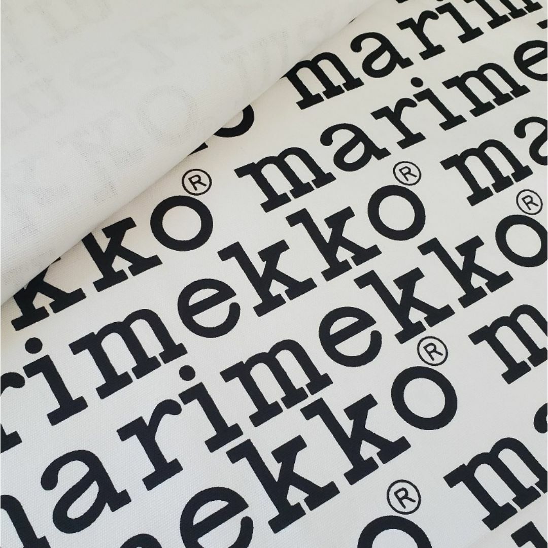 marimekko(マリメッコ)のキャンバス生地　帆布　マリメッコ風　ロゴ柄　ホワイト地　145×50㎝ ハンドメイドの素材/材料(生地/糸)の商品写真