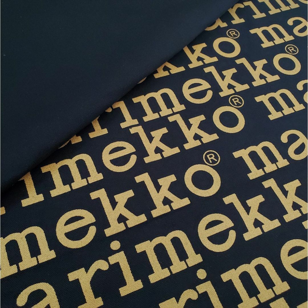 marimekko(マリメッコ)のキャンバス生地　帆布　マリメッコ風　ロゴ柄　ゴールド×ブラック地　145×50㎝ ハンドメイドの素材/材料(生地/糸)の商品写真