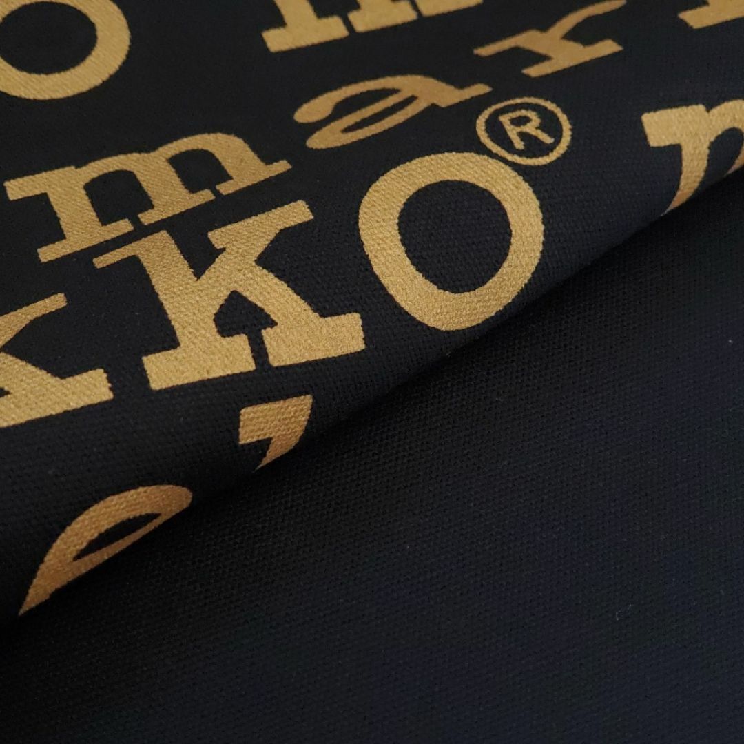 marimekko(マリメッコ)のキャンバス生地　帆布　マリメッコ風　ロゴ柄　ゴールド×ブラック地　145×50㎝ ハンドメイドの素材/材料(生地/糸)の商品写真