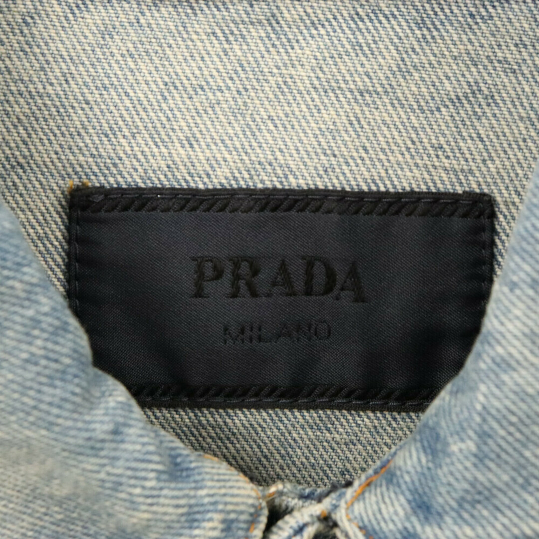 PRADA(プラダ)のPRADA プラダ 23AW デニム ブルゾンジャケット 三角プレート ウォッシュ加工 デニムジャケット Gジャン GEB227_12K1_F0V3N_S_231 インディゴ メンズのジャケット/アウター(Gジャン/デニムジャケット)の商品写真