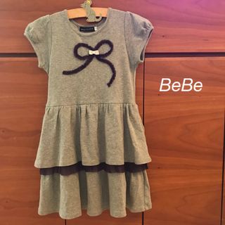 ベベ(BeBe)のBeBe べべ　半袖フリルワンピース　リボン付き　グレー　110cm(ワンピース)