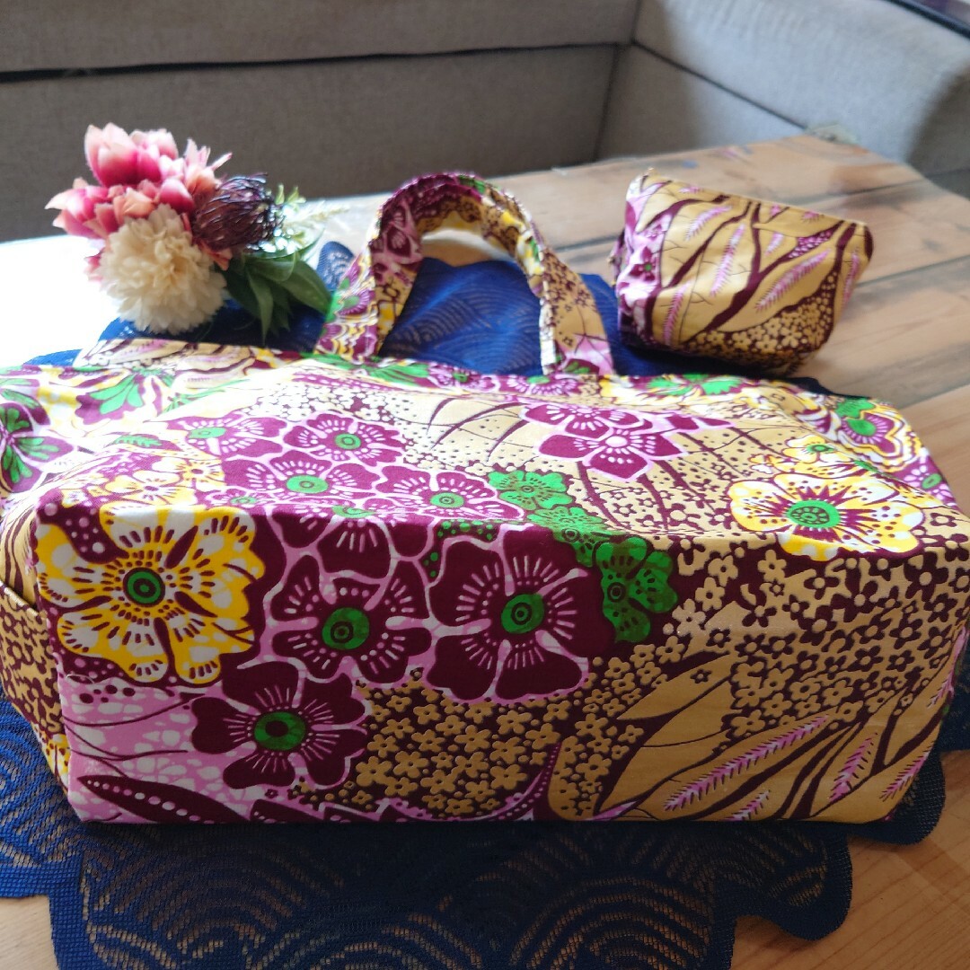 アフリカ布シリーズ　トートバッグ　特大ハンドメイド　金箔プリント花柄　ポーチ付 ハンドメイドのファッション小物(バッグ)の商品写真