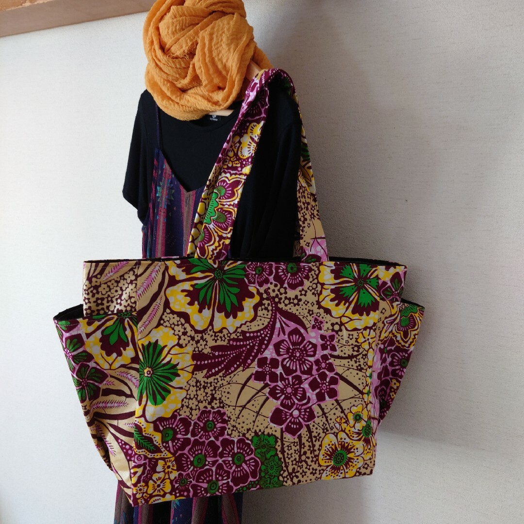 アフリカ布シリーズ　トートバッグ　特大ハンドメイド　金箔プリント花柄　ポーチ付 ハンドメイドのファッション小物(バッグ)の商品写真