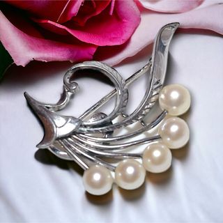 ミキモト(MIKIMOTO)の【ケース付★美品】MIKIMOTO パールブローチ あこや真珠 5珠 刻印あり(ブローチ/コサージュ)