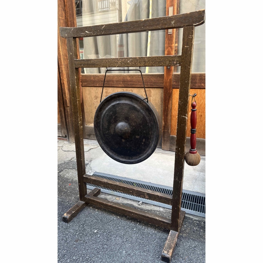 仏教美術 仏具 ドラ ばい バイ 銅羅 銅鑼 1200g 直径約36cm ばち付 エンタメ/ホビーの美術品/アンティーク(金属工芸)の商品写真