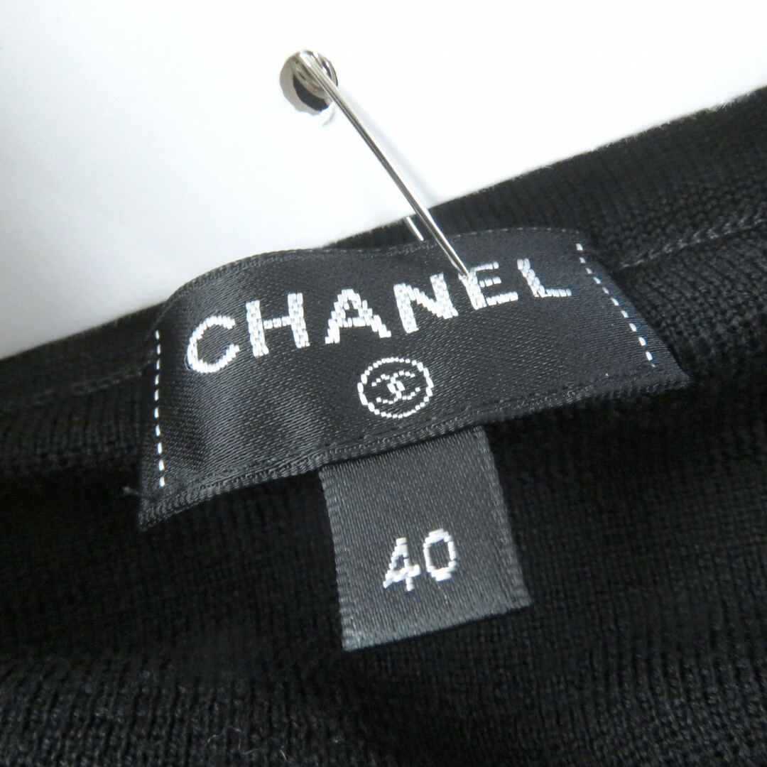 CHANEL(シャネル)の未使用品☆CHANEL シャネル P71413 ロゴプレート付 長袖 ニット ワンピース ブラック ライトピンク 40 フランス製 正規品 レディース 定価508,200円 レディースのワンピース(ロングワンピース/マキシワンピース)の商品写真