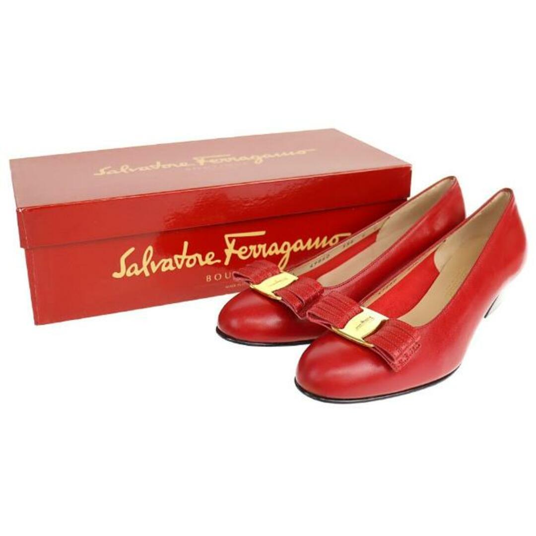 Ferragamo(フェラガモ)のフェラガモ パンプス 49860 ヴァラ リボン 中古 サイズ6C 約23.5cm レッド レザー Ferragamo 【中古】 | レディース シューズ ファッション 女性 靴 ブランド 赤 ゴールド金具 美品 SAランク レディースの靴/シューズ(ハイヒール/パンプス)の商品写真