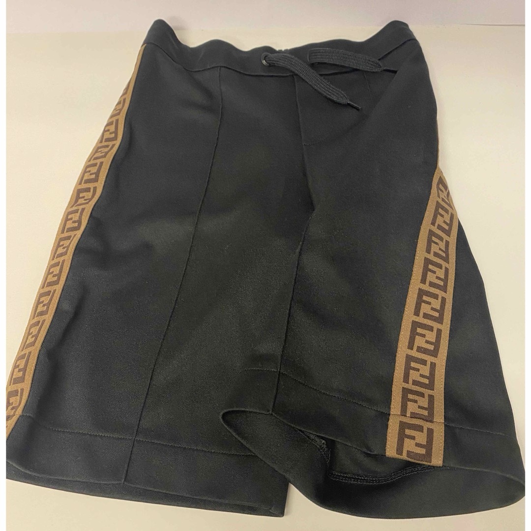 美品 定価6.1万 フェンディ キッズ ハーフパンツ 8A 140 国内正規品 美品 定価6.1万 フェンディ キッズ ハーフパンツ 8A 140 国内正規品