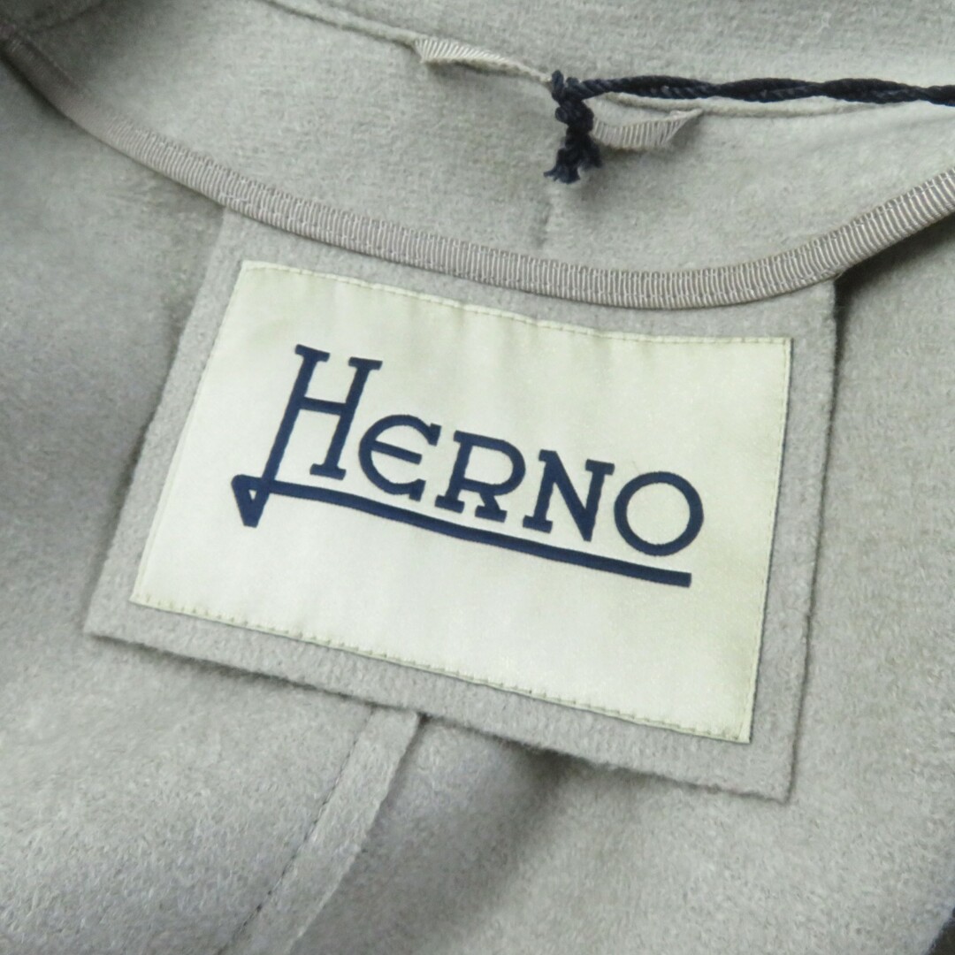 HERNO(ヘルノ)の未使用品★Herno ヘルノ ロゴボタン付 ウールコート/チェスターコート グレージュ 40 イタリア製 レディース シンプル◎ レディースのジャケット/アウター(チェスターコート)の商品写真