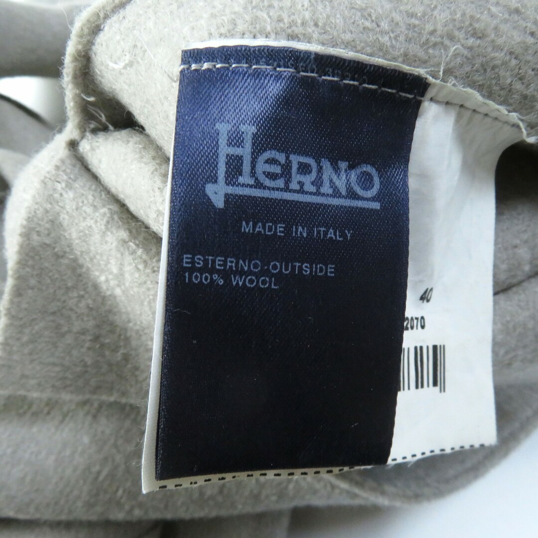 HERNO(ヘルノ)の未使用品★Herno ヘルノ ロゴボタン付 ウールコート/チェスターコート グレージュ 40 イタリア製 レディース シンプル◎ レディースのジャケット/アウター(チェスターコート)の商品写真