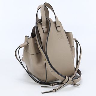 ロエベ(LOEWE)のロエベ ドローストリングバッグ ミニ ハンモック 314.30.V07 ハンドバッグ(ハンドバッグ)