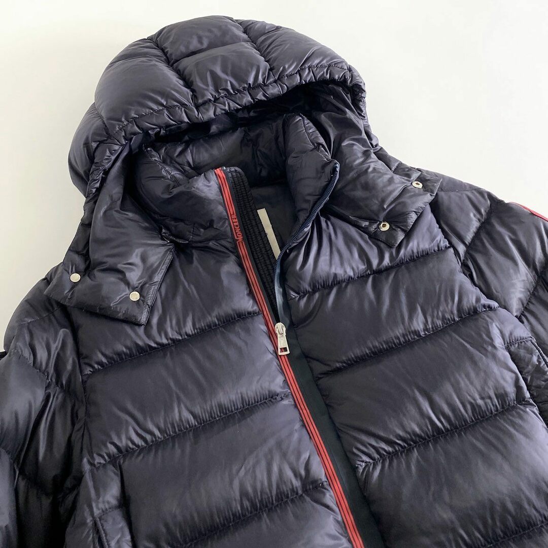 MONCLER(モンクレール)の77d16 MONCLER モンクレール F20911A20100 ARVES GIUBBOTTO ダウンジャケット フーディ 2 ネイビー ナイロン ワッペン アウター フード取り外し可能 メンズ メンズのジャケット/アウター(ダウンジャケット)の商品写真