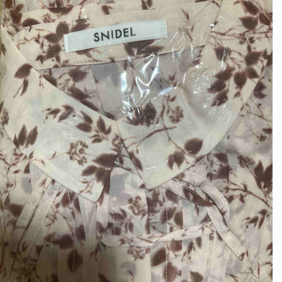 SNIDEL(スナイデル)のSNIDEL Sustainableフリルプリーツワンピース レディースのワンピース(ロングワンピース/マキシワンピース)の商品写真
