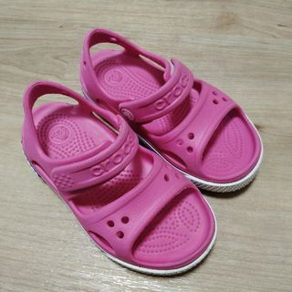 クロックス(crocs)のcrocs ストラップ付き サンダル C8 15.5 ピンク(サンダル)