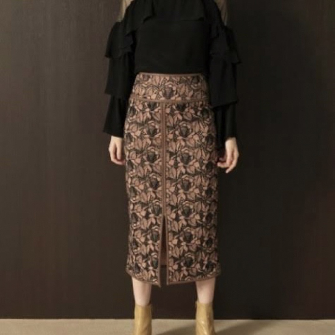 Lily Brown(リリーブラウン)のリリーブラウン　フラワー刺繍　タイトロングスカート　異素材 レディースのスカート(ロングスカート)の商品写真