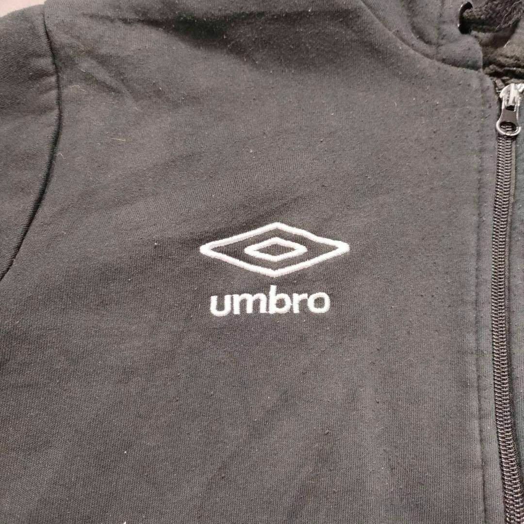 UMBRO(アンブロ)の【UMBRO】アンブロ ブラックボアパーカー サッカー刺繍ロゴ メンズのトップス(パーカー)の商品写真