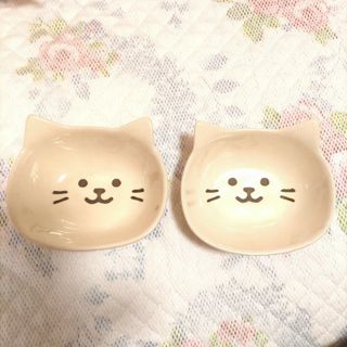 お値下げ 美品 猫さんのお顔のかたちがかわいい お皿 小鉢 2枚セット(食器)