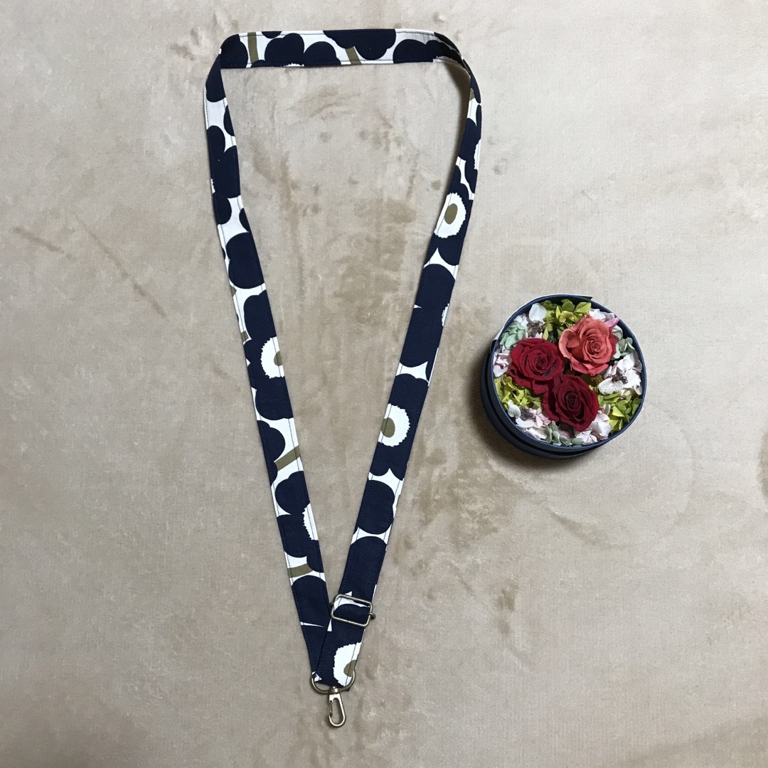 marimekko(マリメッコ)のマリメッコ    生地　ハンドメイド2023FWミニウニッコ　ショルダストラップ ハンドメイドのアクセサリー(キーホルダー/ストラップ)の商品写真