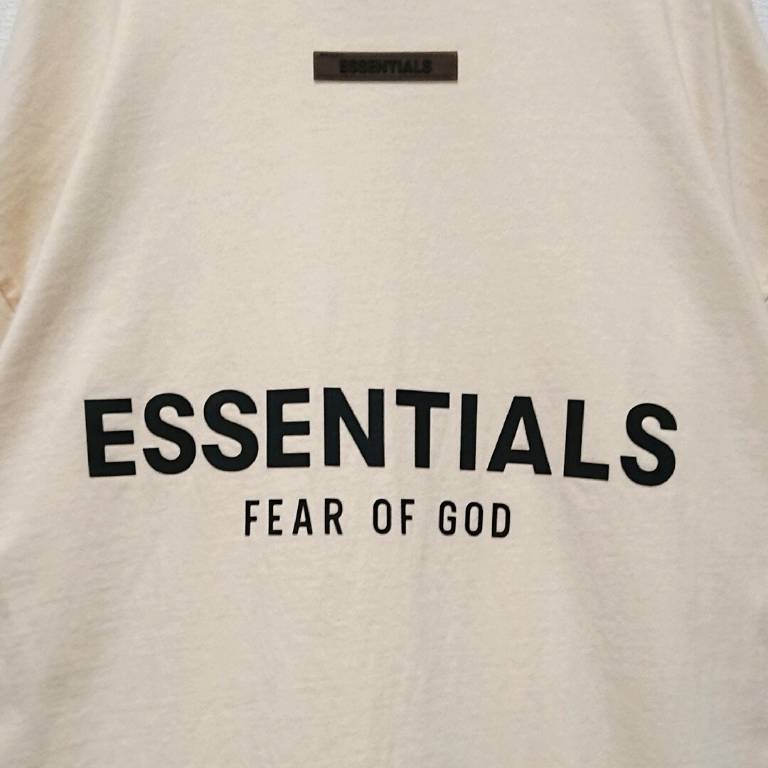 FEAR OF GOD(フィアオブゴッド)の人気モデル フィアオブゴッド エッセンシャルズ バッグ ロゴ 半袖 Tシャツ メンズのトップス(Tシャツ/カットソー(半袖/袖なし))の商品写真