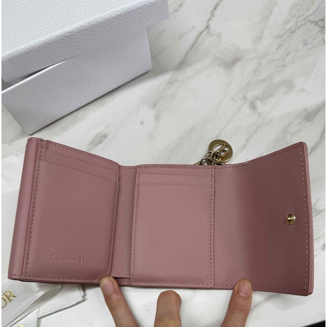 Christian Dior(クリスチャンディオール)のディオール LADY DIOR ロータスウォレット 財布 ピンク　折り財布 レディースのファッション小物(財布)の商品写真