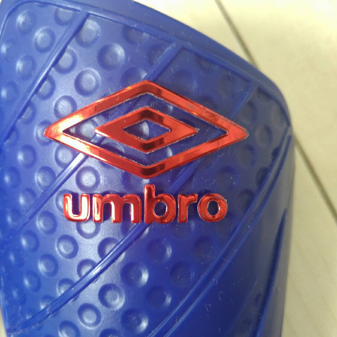 umbro すね当て　サッカー　フットサル スポーツ/アウトドアのサッカー/フットサル(その他)の商品写真